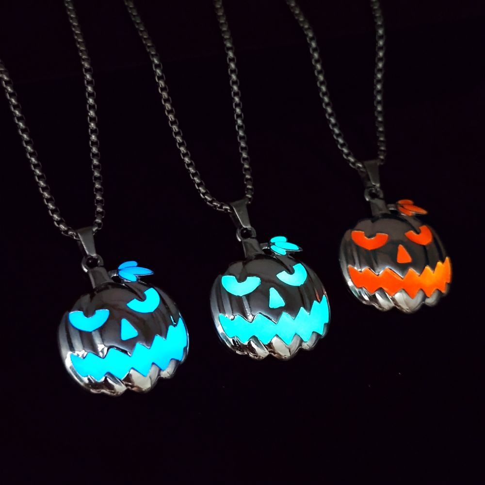 Glow-in-the-Dark Pumpkin Pendant Necklace – Spooky-Cute Halloween Vibes