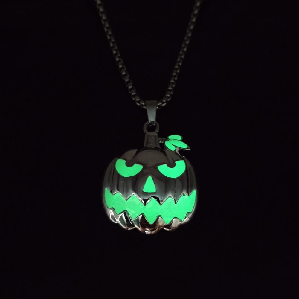Glow-in-the-Dark Pumpkin Pendant Necklace – Spooky-Cute Halloween Vibes
