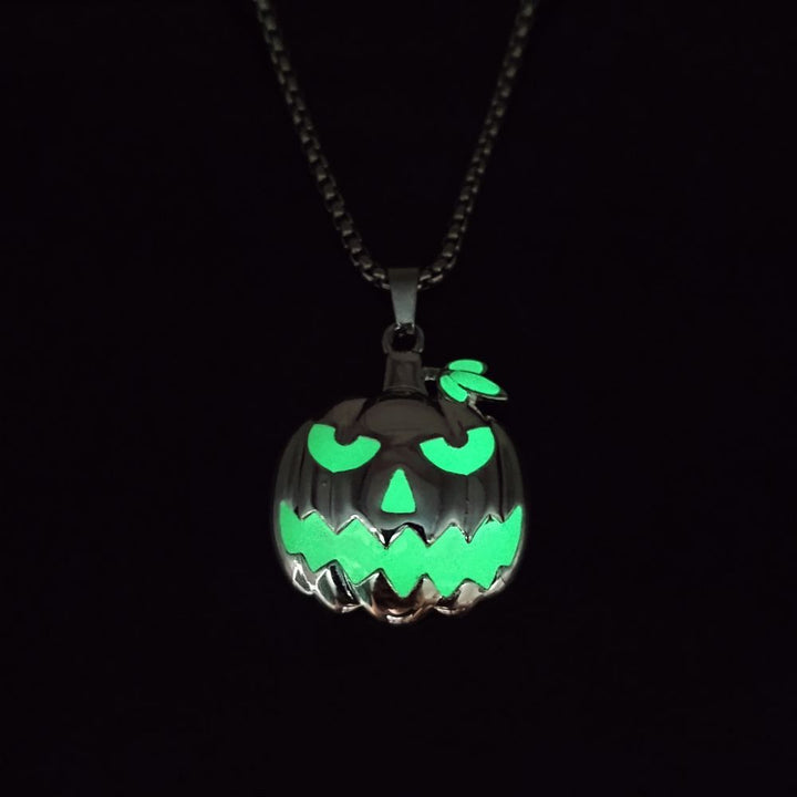 Glow-in-the-Dark Pumpkin Pendant Necklace – Spooky-Cute Halloween Vibes