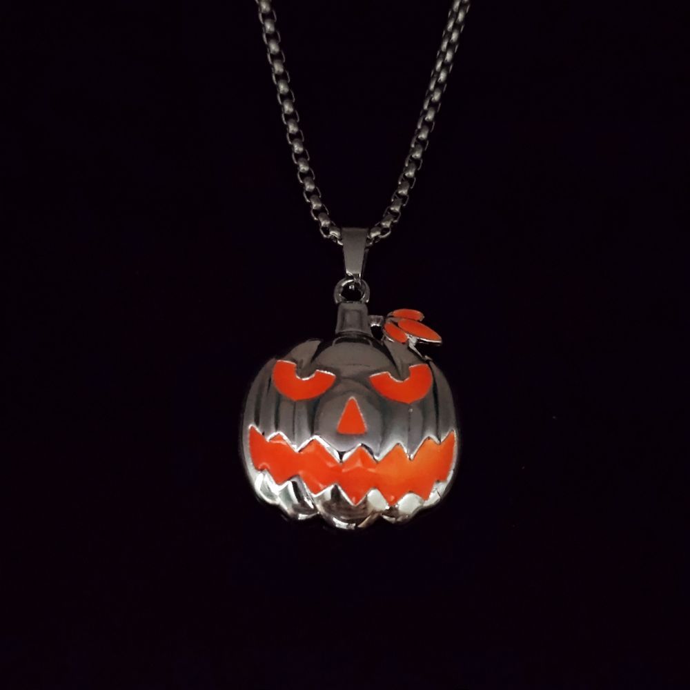 Glow-in-the-Dark Pumpkin Pendant Necklace – Spooky-Cute Halloween Vibes