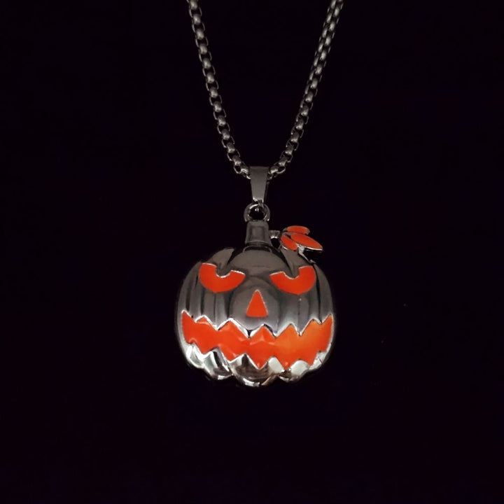Glow-in-the-Dark Pumpkin Pendant Necklace – Spooky-Cute Halloween Vibes