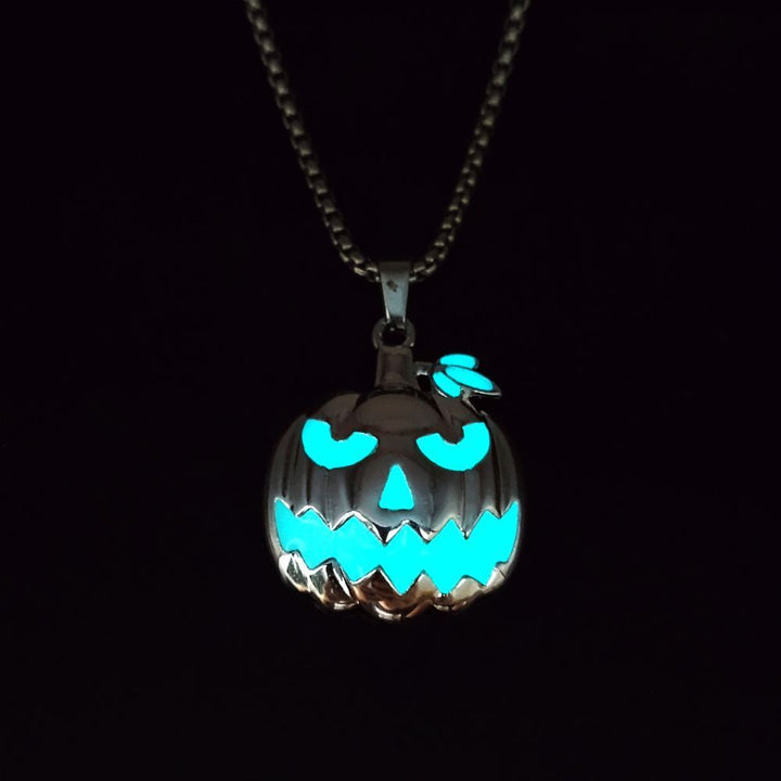 Glow-in-the-Dark Pumpkin Pendant Necklace – Spooky-Cute Halloween Vibes