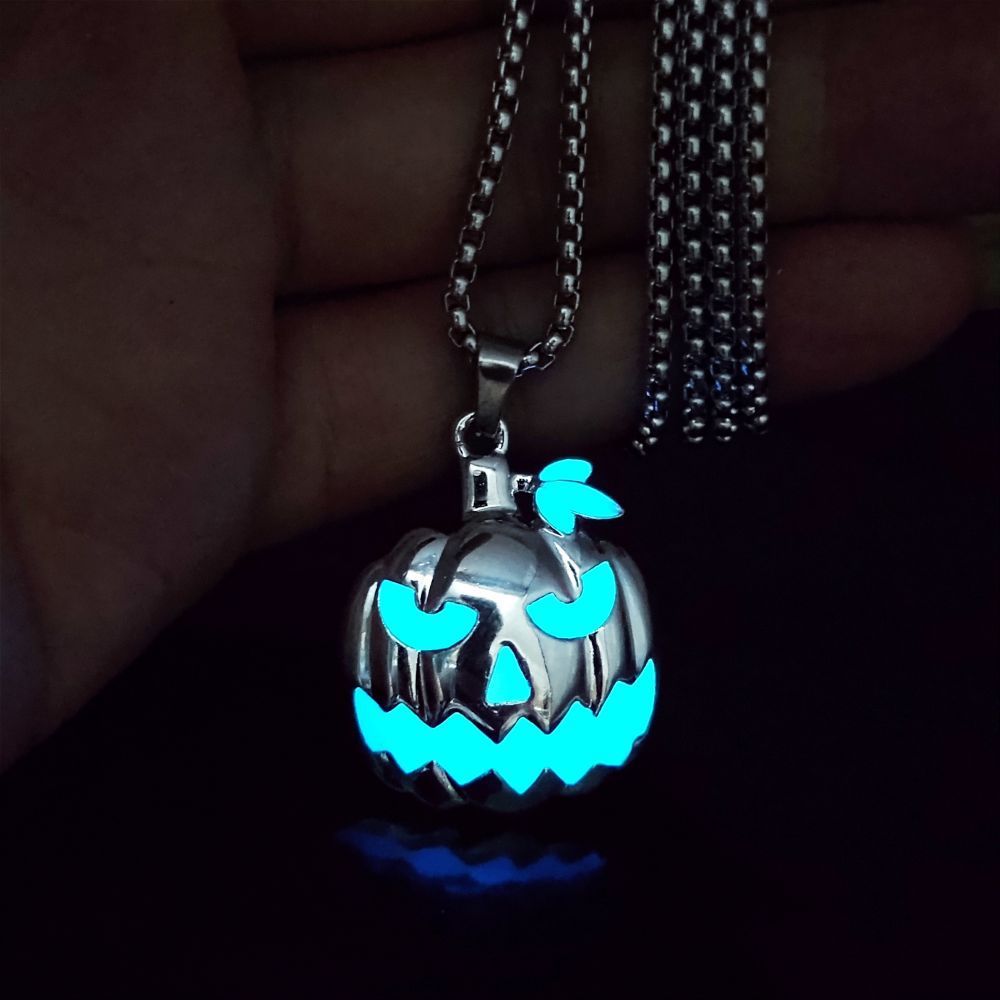 Glow-in-the-Dark Pumpkin Pendant Necklace – Spooky-Cute Halloween Vibes